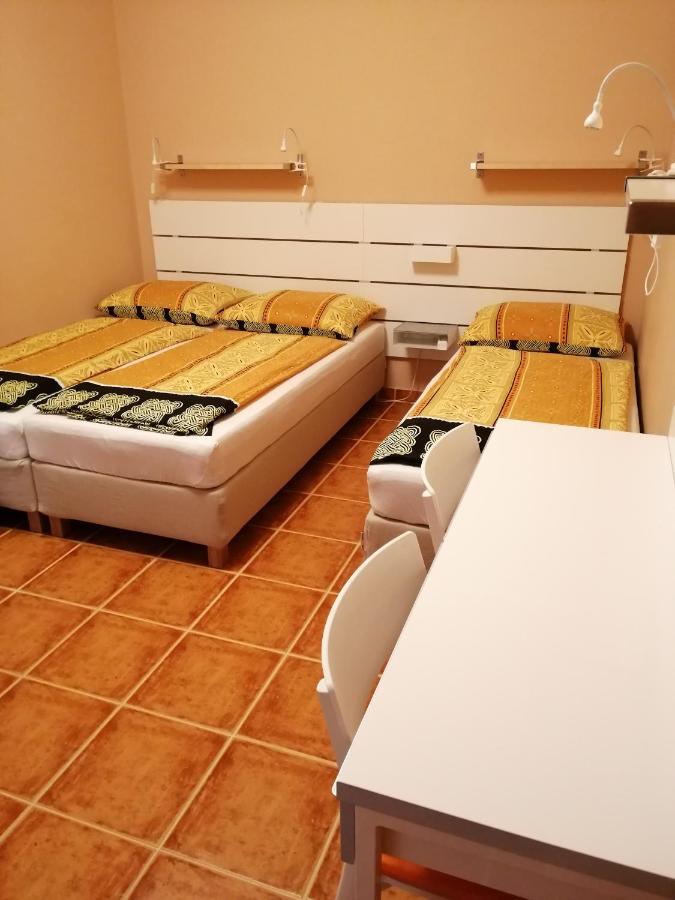 Karpatia Panzio Bed & Breakfast เอสแตร์กอม ภายนอก รูปภาพ