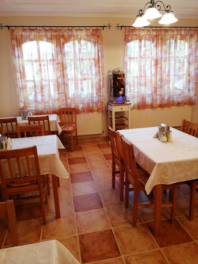 Karpatia Panzio Bed & Breakfast เอสแตร์กอม ภายนอก รูปภาพ