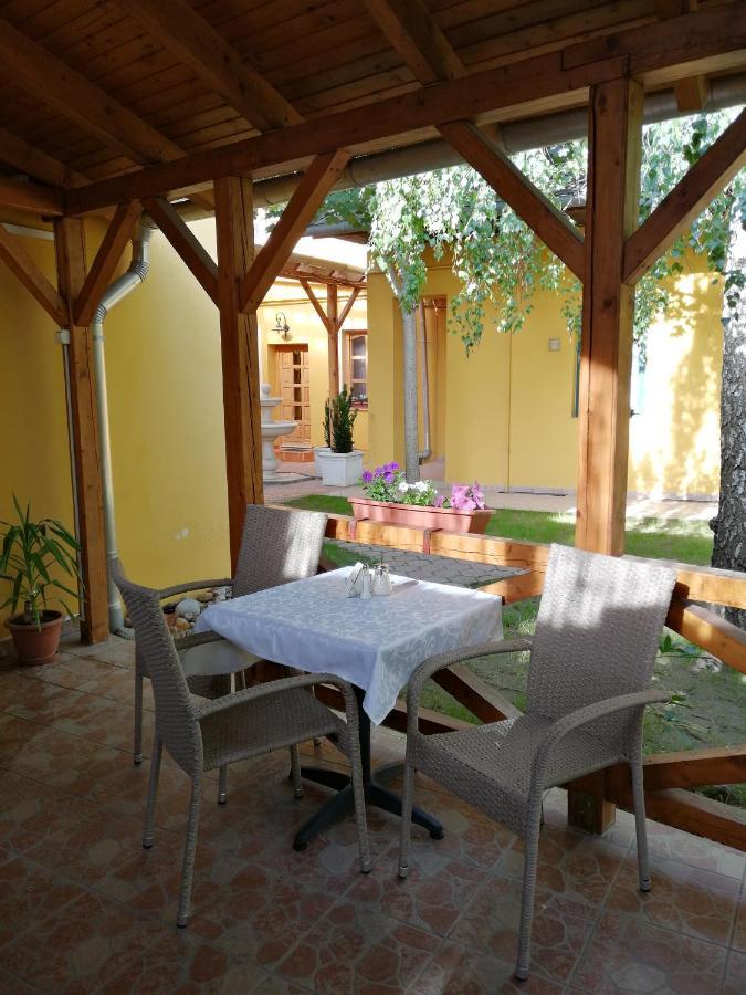 Karpatia Panzio Bed & Breakfast เอสแตร์กอม ภายนอก รูปภาพ
