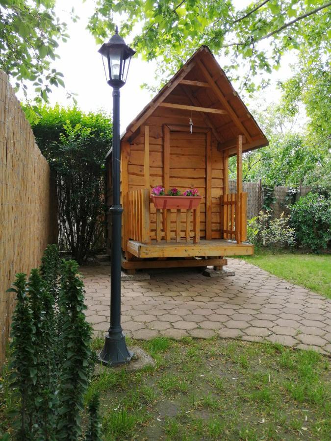 Karpatia Panzio Bed & Breakfast เอสแตร์กอม ภายนอก รูปภาพ