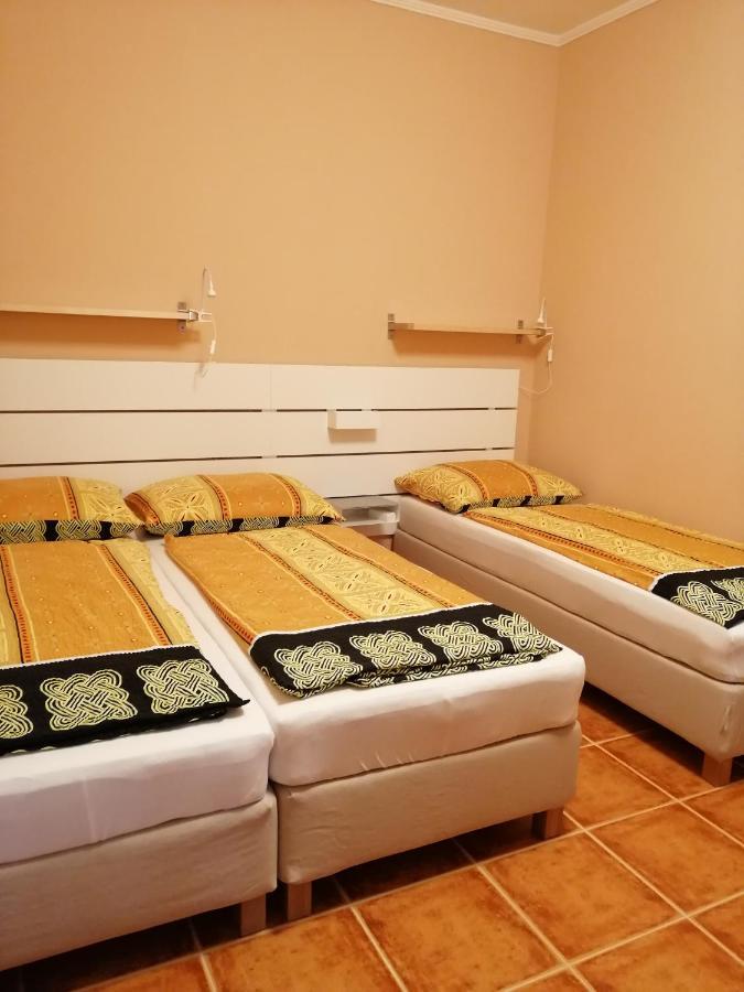 Karpatia Panzio Bed & Breakfast เอสแตร์กอม ภายนอก รูปภาพ