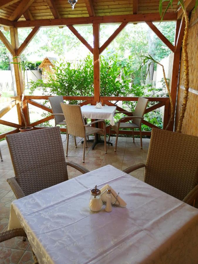 Karpatia Panzio Bed & Breakfast เอสแตร์กอม ภายนอก รูปภาพ