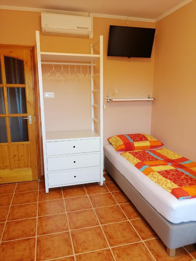 Karpatia Panzio Bed & Breakfast เอสแตร์กอม ภายนอก รูปภาพ