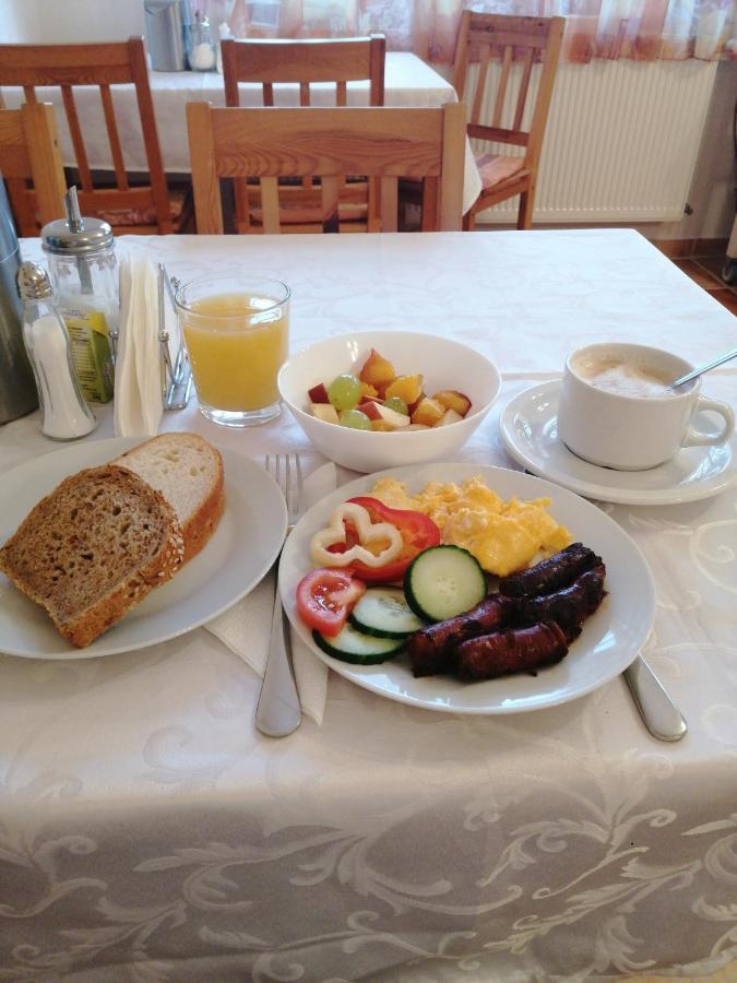 Karpatia Panzio Bed & Breakfast เอสแตร์กอม ภายนอก รูปภาพ