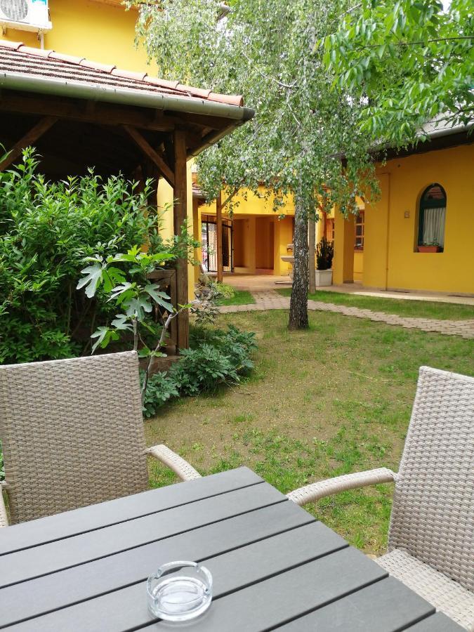Karpatia Panzio Bed & Breakfast เอสแตร์กอม ภายนอก รูปภาพ