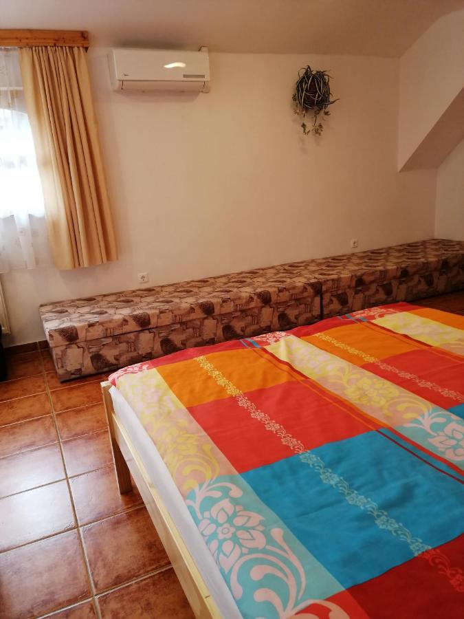 Karpatia Panzio Bed & Breakfast เอสแตร์กอม ภายนอก รูปภาพ